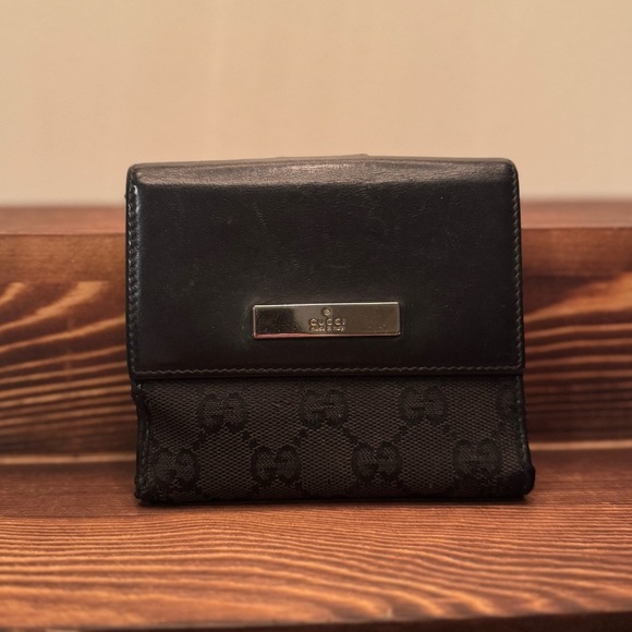 Gucci Black Bifold Wallet with Logo Detail - Picture 1 of 8